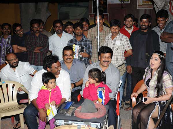 ‘నాయక్’ సెట్లో మనవరాళ్లతో చిరంజీవి(ఫోటోలు)