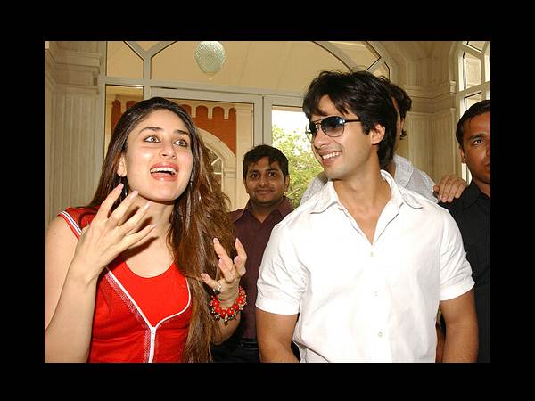 ఫొటోలు అదుర్స్: కరీనాతో షాహిద్ రోమాన్స్