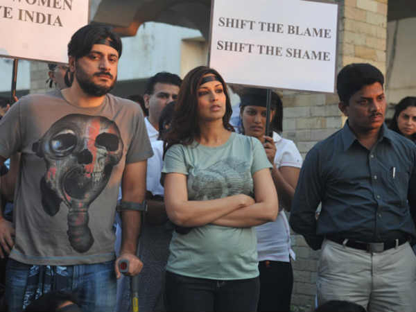  ఢిల్లీ రేప్ : సినీతారల నిరసన ప్రదర్శన(ఫోటోలు)