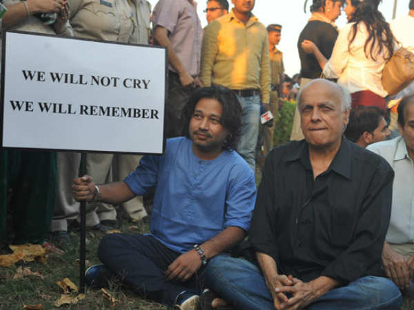  ఢిల్లీ రేప్ : సినీతారల నిరసన ప్రదర్శన(ఫోటోలు)