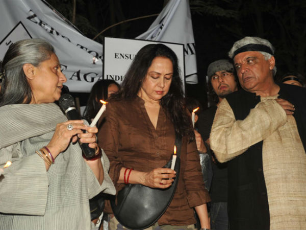 ఢిల్లీ రేప్ : సినీతారల నిరసన ప్రదర్శన(ఫోటోలు)