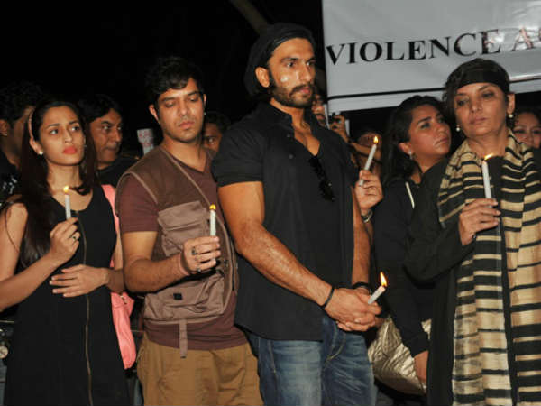  ఢిల్లీ రేప్ : సినీతారల నిరసన ప్రదర్శన(ఫోటోలు)