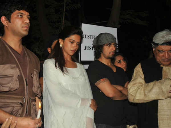  ఢిల్లీ రేప్ : సినీతారల నిరసన ప్రదర్శన(ఫోటోలు)