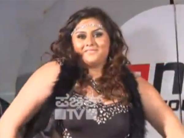 న్యూ ఇయర్ వేడుకల్లో అదరగొట్టిన నమిత(ఫోటోలు)