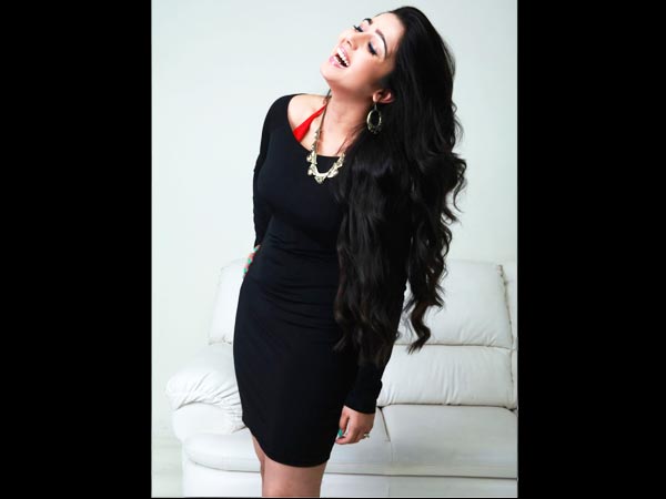 హాట్ చార్మి... ఏం రెచ్చగొడుతోంది!!! (ఫోటో ఫీచర్)