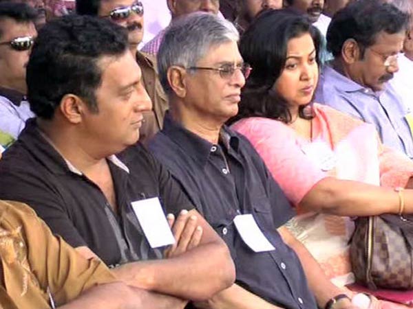 రజనీకాంత్, వెంకటేష్, ప్రకాష్ రాజ్ @ ధర్నా (ఫోటోలు)