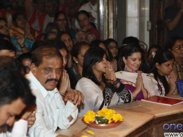 భక్తి బాట పట్టిన... సెక్స్ సినిమాల భామ(ఫోటోలు)