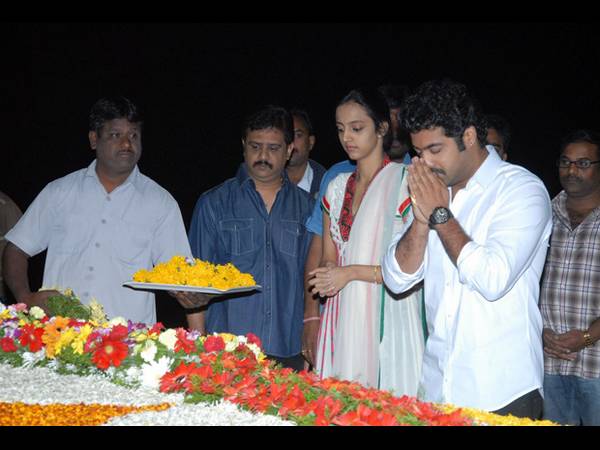 ఎన్టీఆర్ కి నివాళలు : జూ.ఎన్టీఆర్‌,కళ్యాణ్ రామ్,హరికృష్ణ(ఫోటోలు)