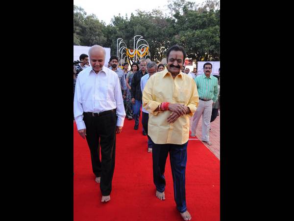 ఎన్టీఆర్ కి నివాళలు : జూ.ఎన్టీఆర్‌,కళ్యాణ్ రామ్,హరికృష్ణ(ఫోటోలు)