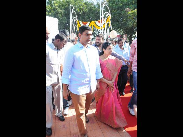 ఎన్టీఆర్ కి నివాళలు : జూ.ఎన్టీఆర్‌,కళ్యాణ్ రామ్,హరికృష్ణ(ఫోటోలు)