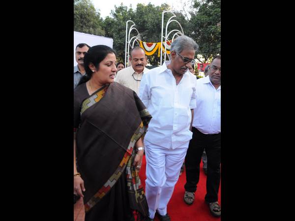 ఎన్టీఆర్ కి నివాళలు : జూ.ఎన్టీఆర్‌,కళ్యాణ్ రామ్,హరికృష్ణ(ఫోటోలు)