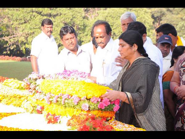 ఎన్టీఆర్ కి నివాళలు : జూ.ఎన్టీఆర్‌,కళ్యాణ్ రామ్,హరికృష్ణ(ఫోటోలు)