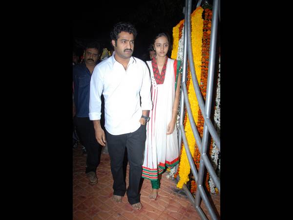 ఎన్టీఆర్ కి నివాళలు : జూ.ఎన్టీఆర్‌,కళ్యాణ్ రామ్,హరికృష్ణ(ఫోటోలు)