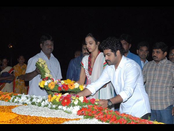 ఎన్టీఆర్ కి నివాళలు : జూ.ఎన్టీఆర్‌,కళ్యాణ్ రామ్,హరికృష్ణ(ఫోటోలు)