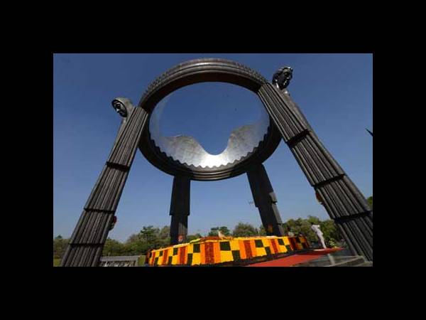 ఎన్టీఆర్ కి నివాళలు : జూ.ఎన్టీఆర్‌,కళ్యాణ్ రామ్,హరికృష్ణ(ఫోటోలు)