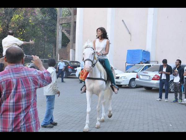 హాట్ ఇలియానా గుర్రం సవారి(ఫోటో ఫీచర్)