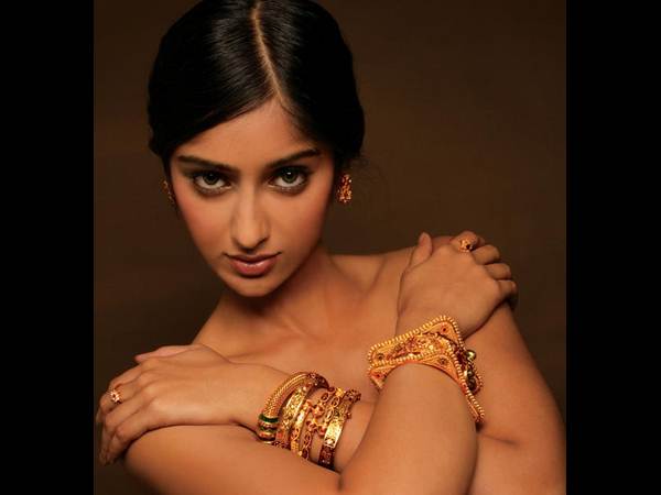 హాట్ ఇలియానా గుర్రం సవారి(ఫోటో ఫీచర్)