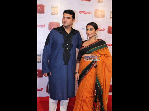 అనుష్క, విద్య, ప్రియాంకలను అమితాబ్ ముద్దులు(ఫోటో ఫీచర్)