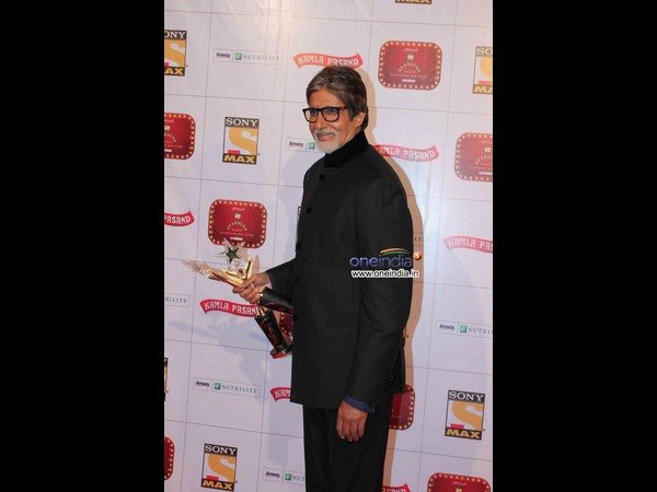 అనుష్క, విద్య, ప్రియాంకలను అమితాబ్ ముద్దులు(ఫోటో ఫీచర్)