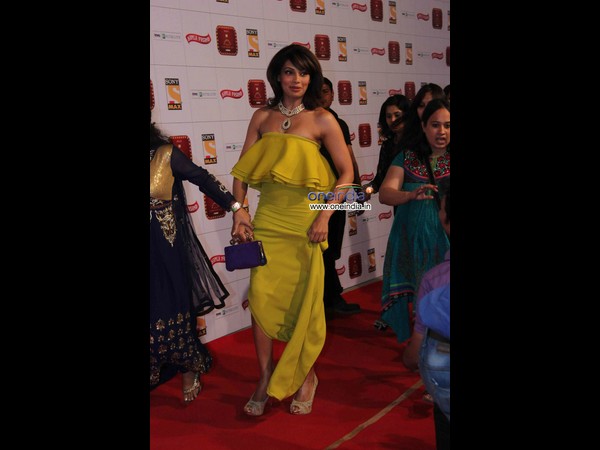 అనుష్క, విద్య, ప్రియాంకలను అమితాబ్ ముద్దులు(ఫోటో ఫీచర్)