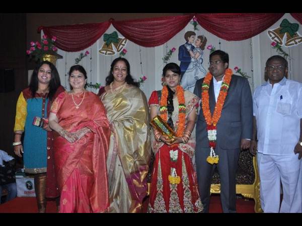 సిని సెలబ్రెటీలతో... వై.వి విజయ కుమార్తె వివాహ రిసెప్షన్ (ఫోటో ఫీచర్)