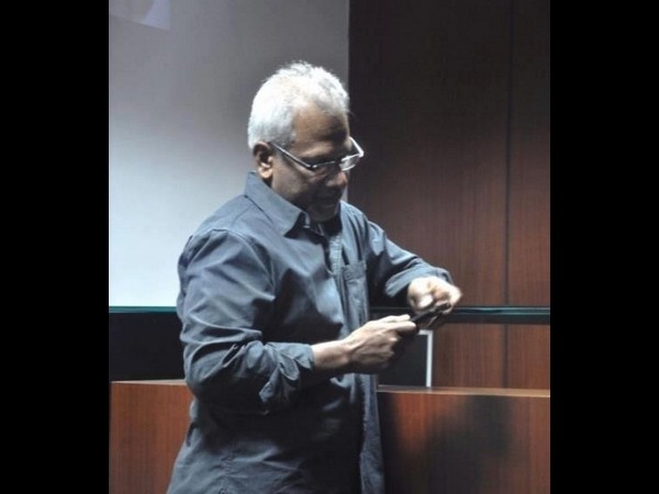 కమల్ ఆఫీసుకు సినీతారల క్యూ...(ఫోటో ఫీచర్)