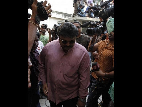 కమల్ ఆఫీసుకు సినీతారల క్యూ...(ఫోటో ఫీచర్)