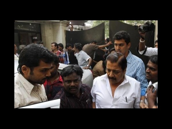 కమల్ ఆఫీసుకు సినీతారల క్యూ...(ఫోటో ఫీచర్)