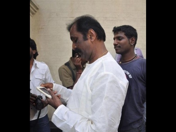 కమల్ ఆఫీసుకు సినీతారల క్యూ...(ఫోటో ఫీచర్)