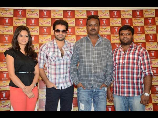 అన్నీ షాకులే: గాయంతోనే హీరో రామ్ ప్రెస్‌మీట్ (ఫోటోలు)