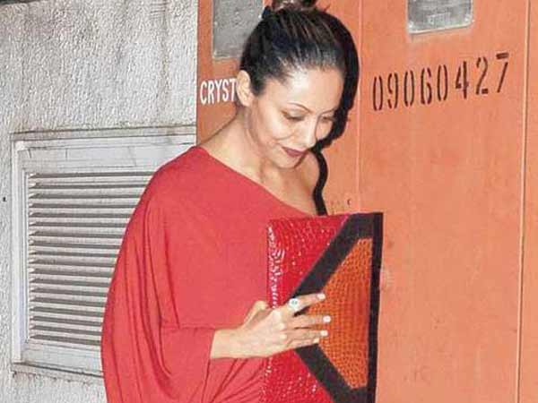 షారుక్ ఖాన్ వెనక ఆమె...(రేర్ ఫోటోస్)