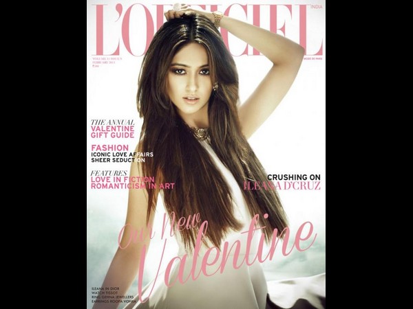 మేగజైన్లపై...పురి విప్పిన హీరోయిన్ల అందాలు(ఫోటోలు)