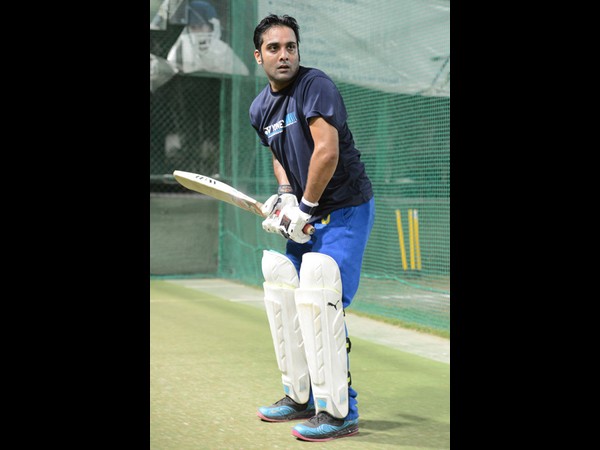 క్రికెట్ ప్రాక్టీస్ లో 'రామ్ చరణ్ అండ్ కో' రచ్చ (ఫోటోలతో...)