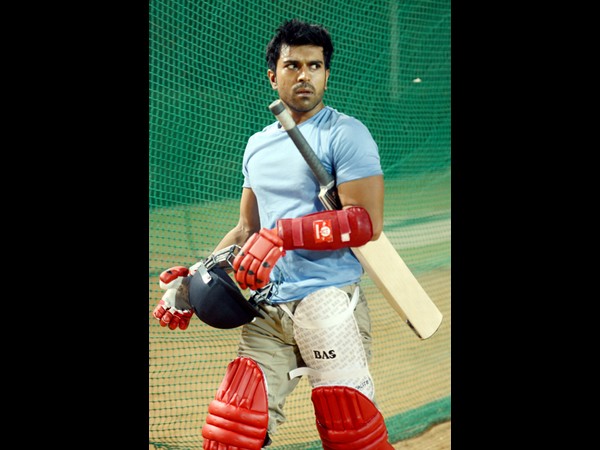 క్రికెట్ ప్రాక్టీస్ లో 'రామ్ చరణ్ అండ్ కో' రచ్చ (ఫోటోలతో...)