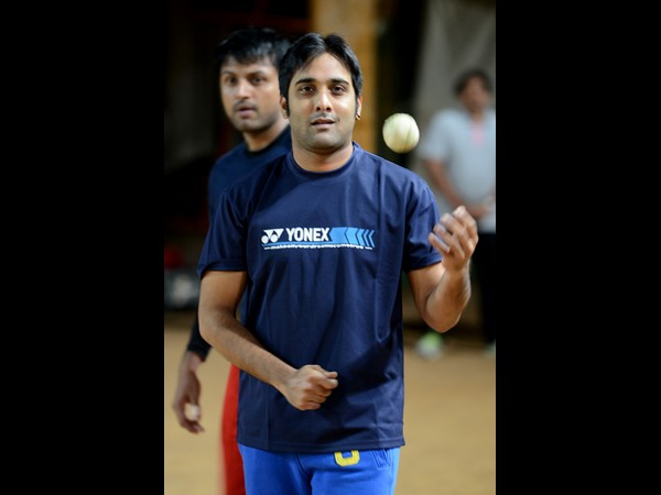 క్రికెట్ ప్రాక్టీస్ లో 'రామ్ చరణ్ అండ్ కో' రచ్చ (ఫోటోలతో...)