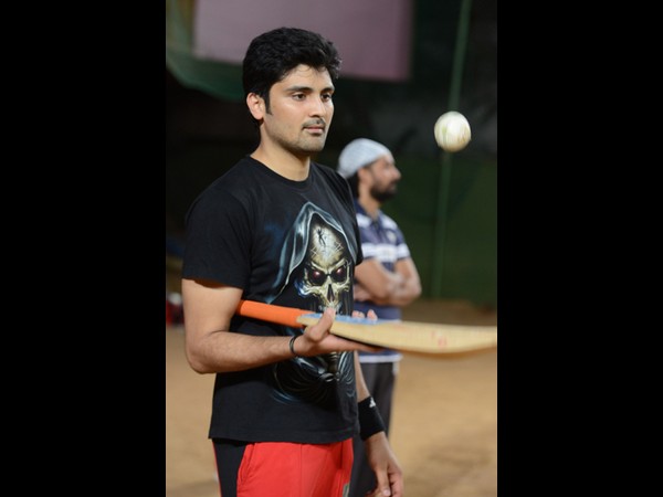 క్రికెట్ ప్రాక్టీస్ లో 'రామ్ చరణ్ అండ్ కో' రచ్చ (ఫోటోలతో...)