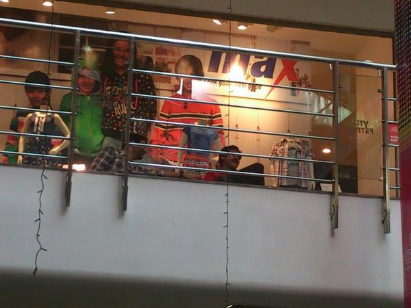 పవన్ ఫైటింగ్ @ సిటీ సెంటర్ (ఫోటోలు)