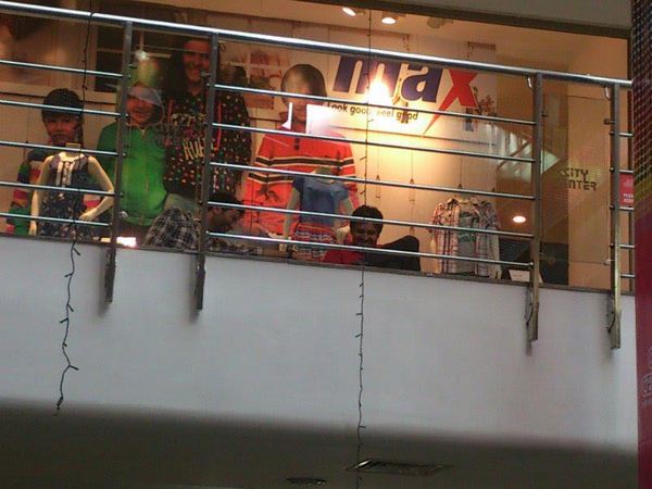 పవన్ ఫైటింగ్ @ సిటీ సెంటర్ (ఫోటోలు)