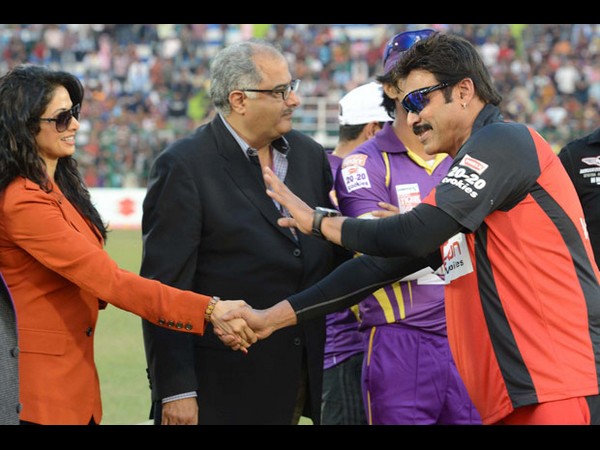 సిసిఎల్ 3: క్రికెట్ లోనూ వెంకటేష్ హిట్ (ఫోటోలతో..)