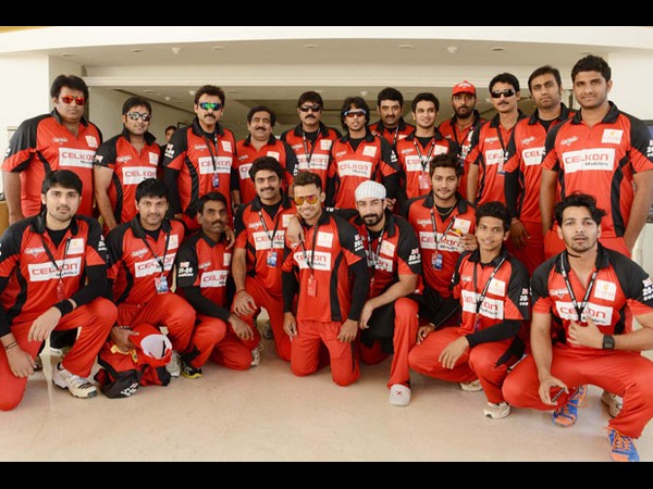 సిసిఎల్ 3: క్రికెట్ లోనూ వెంకటేష్ హిట్ (ఫోటోలతో..)