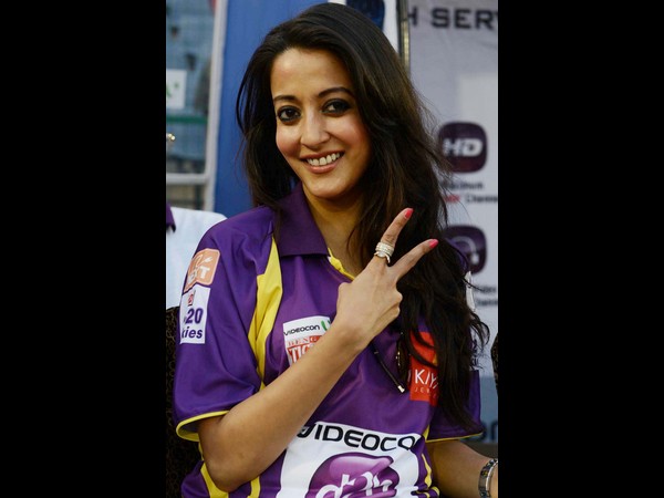 సిసిఎల్ 3: క్రికెట్ లోనూ వెంకటేష్ హిట్ (ఫోటోలతో..)