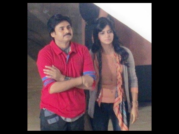  సమంతను కాపాడిన పవన్ కళ్యాణ్ (ఆన్ లొకేషన్ స్టిల్స్)