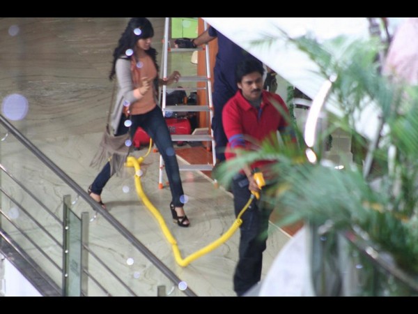  సమంతను కాపాడిన పవన్ కళ్యాణ్ (ఆన్ లొకేషన్ స్టిల్స్)