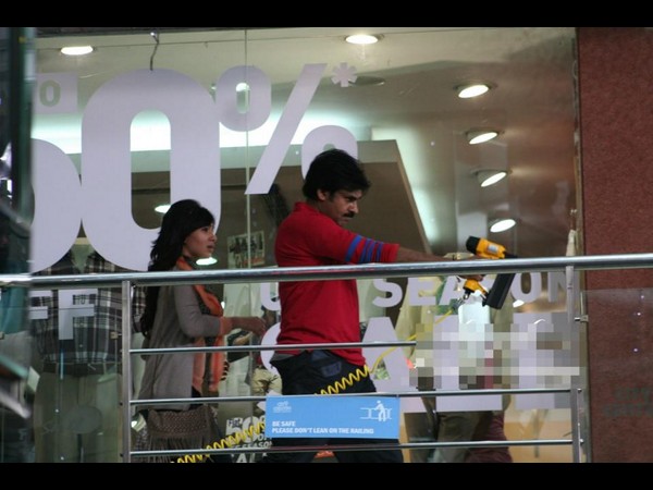  సమంతను కాపాడిన పవన్ కళ్యాణ్ (ఆన్ లొకేషన్ స్టిల్స్)