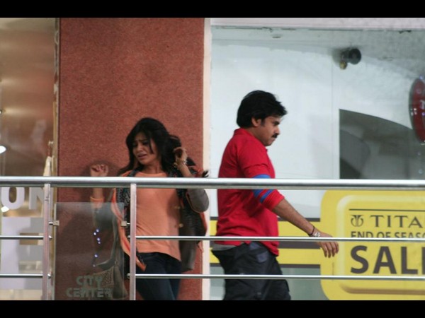  సమంతను కాపాడిన పవన్ కళ్యాణ్ (ఆన్ లొకేషన్ స్టిల్స్)