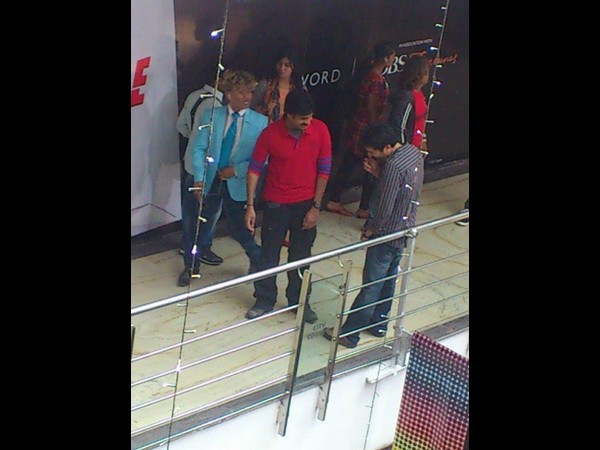  సమంతను కాపాడిన పవన్ కళ్యాణ్ (ఆన్ లొకేషన్ స్టిల్స్)