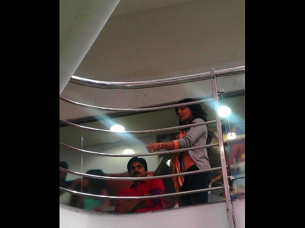  సమంతను కాపాడిన పవన్ కళ్యాణ్ (ఆన్ లొకేషన్ స్టిల్స్)