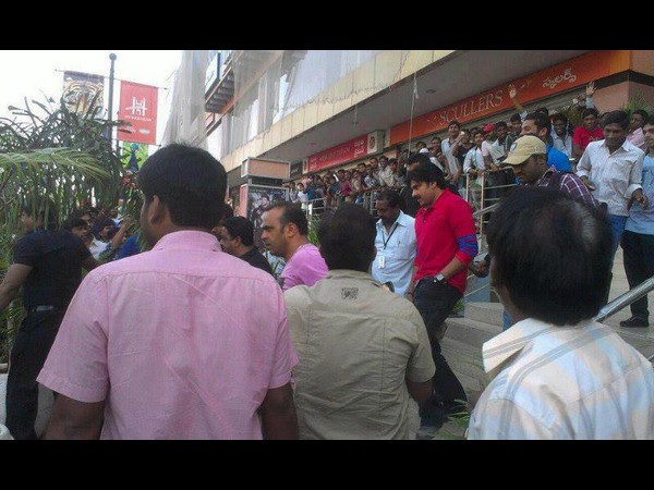  సమంతను కాపాడిన పవన్ కళ్యాణ్ (ఆన్ లొకేషన్ స్టిల్స్)