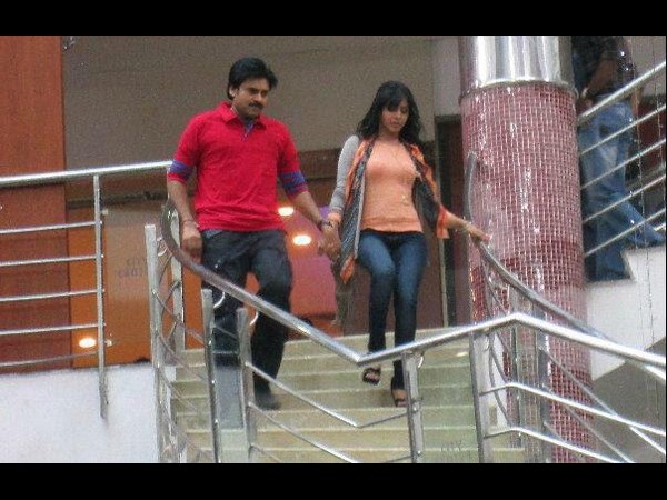  సమంతను కాపాడిన పవన్ కళ్యాణ్ (ఆన్ లొకేషన్ స్టిల్స్)