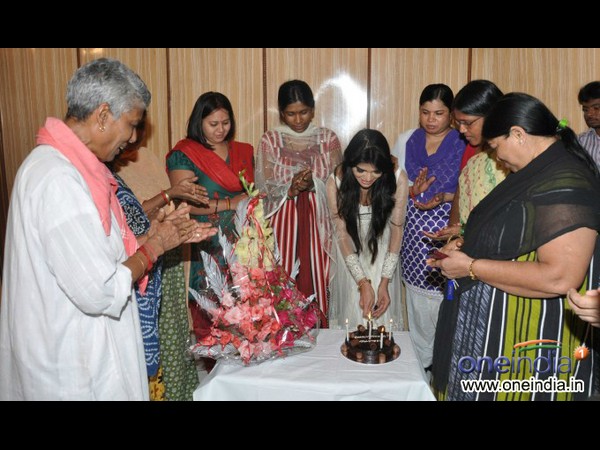 సెక్స్ వర్కర్లతో కామసూత్ర లేడీ బర్త్‌డే వేడుక (ఫోటోలు)